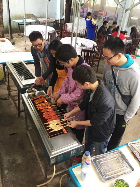 當(dāng)萬(wàn)圣節(jié)遇上光棍節(jié)，成都智絡(luò)軟件嗨翻三圣鄉(xiāng)