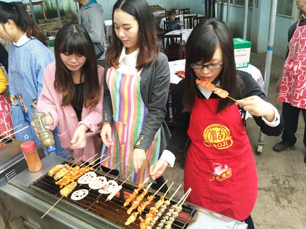 當(dāng)萬(wàn)圣節(jié)遇上光棍節(jié)，成都智絡(luò)軟件嗨翻三圣鄉(xiāng)